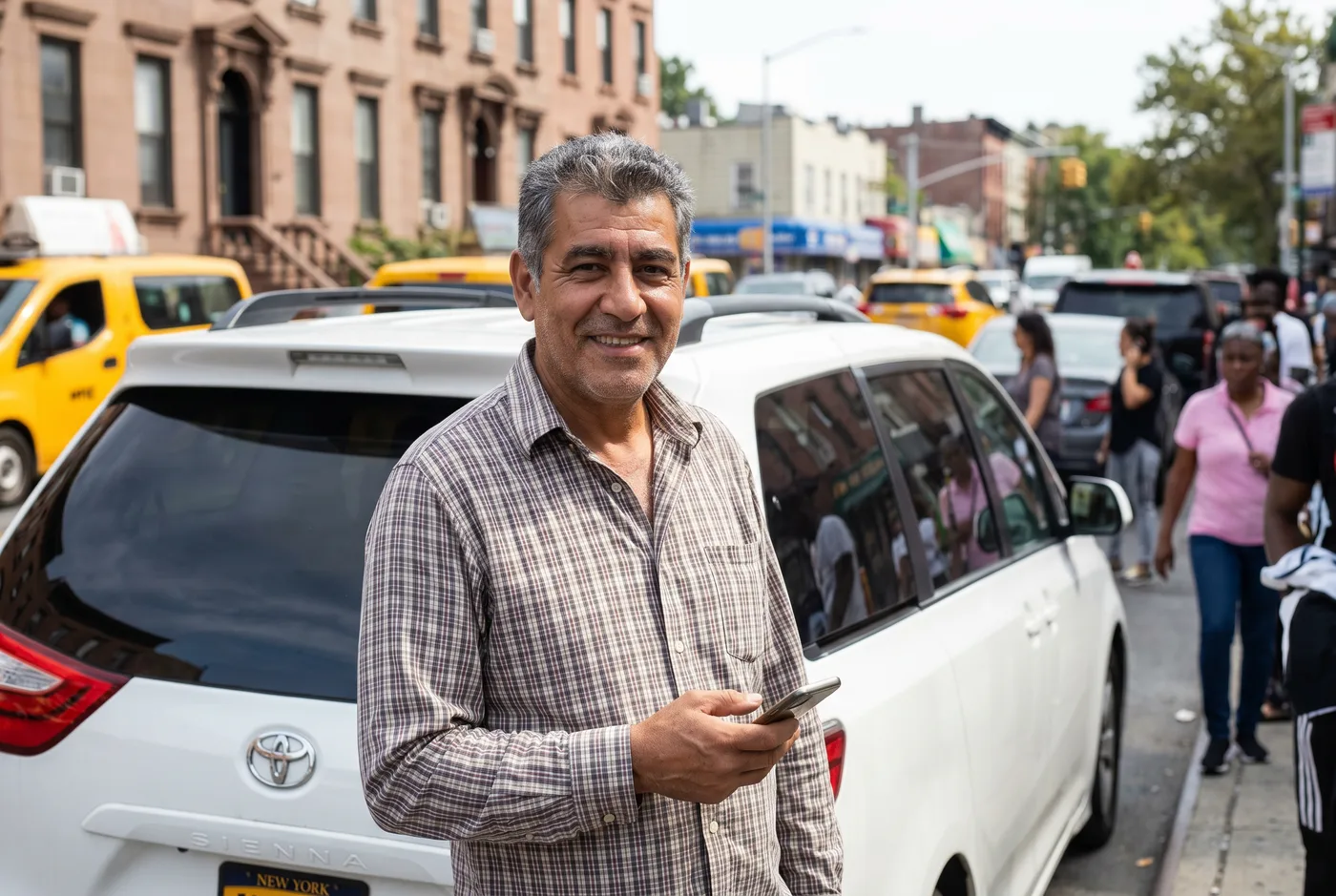 Conductor junto a su Toyota Sienna en el Bronx